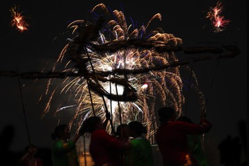 闹新年