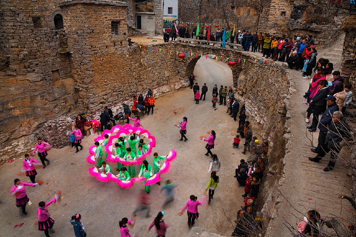 图片拍摄于涉县的一个小山村,征月十五,平日里沉静的小山村热闹了起来