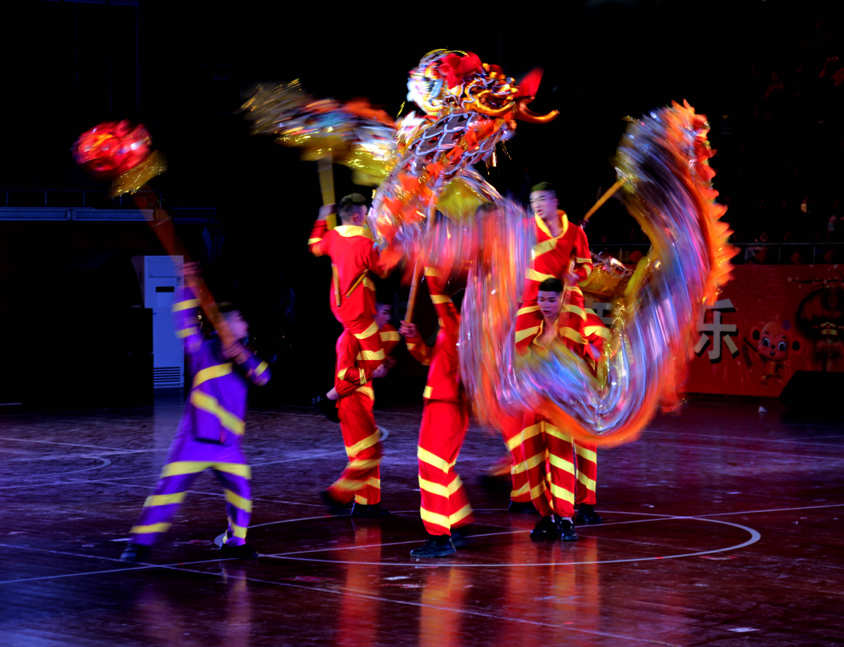 每年春节期间,南充市都要在元宵节举行全市的舞龙比赛,来自市辖三区