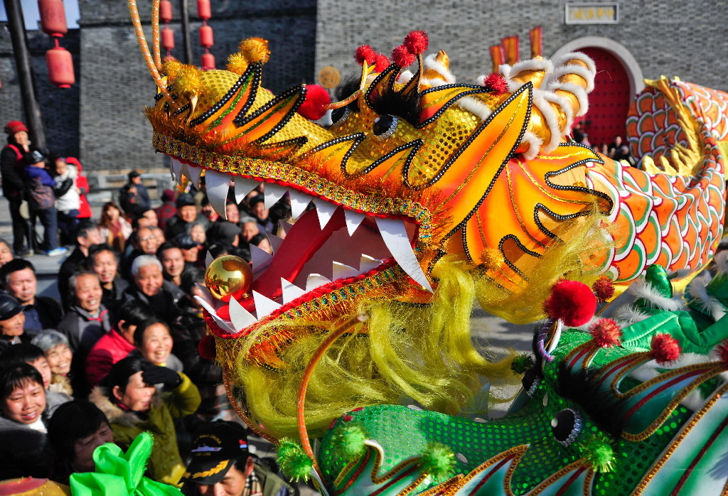 每年农历正月初九,四里八乡的百姓聚集吴文化发源地一梅村举办庙会.