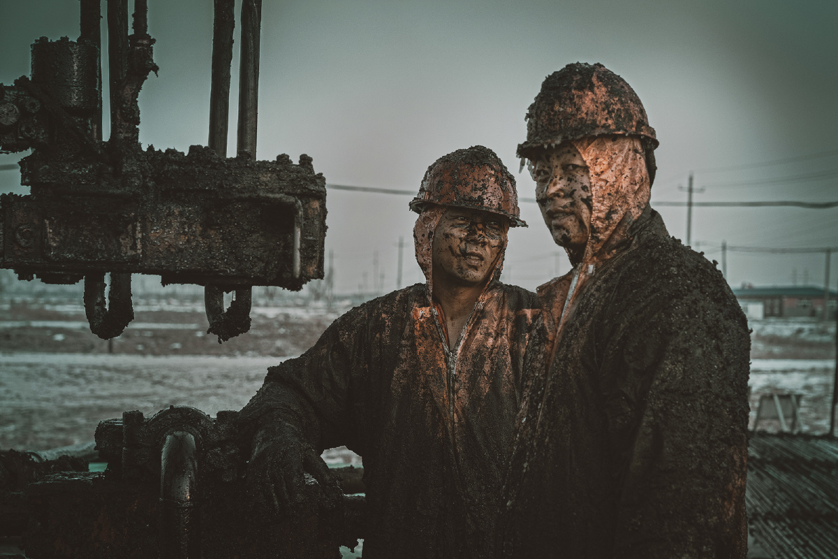 2021年2月21日,大庆油田井下作业工人在修井作业,满身油污,像