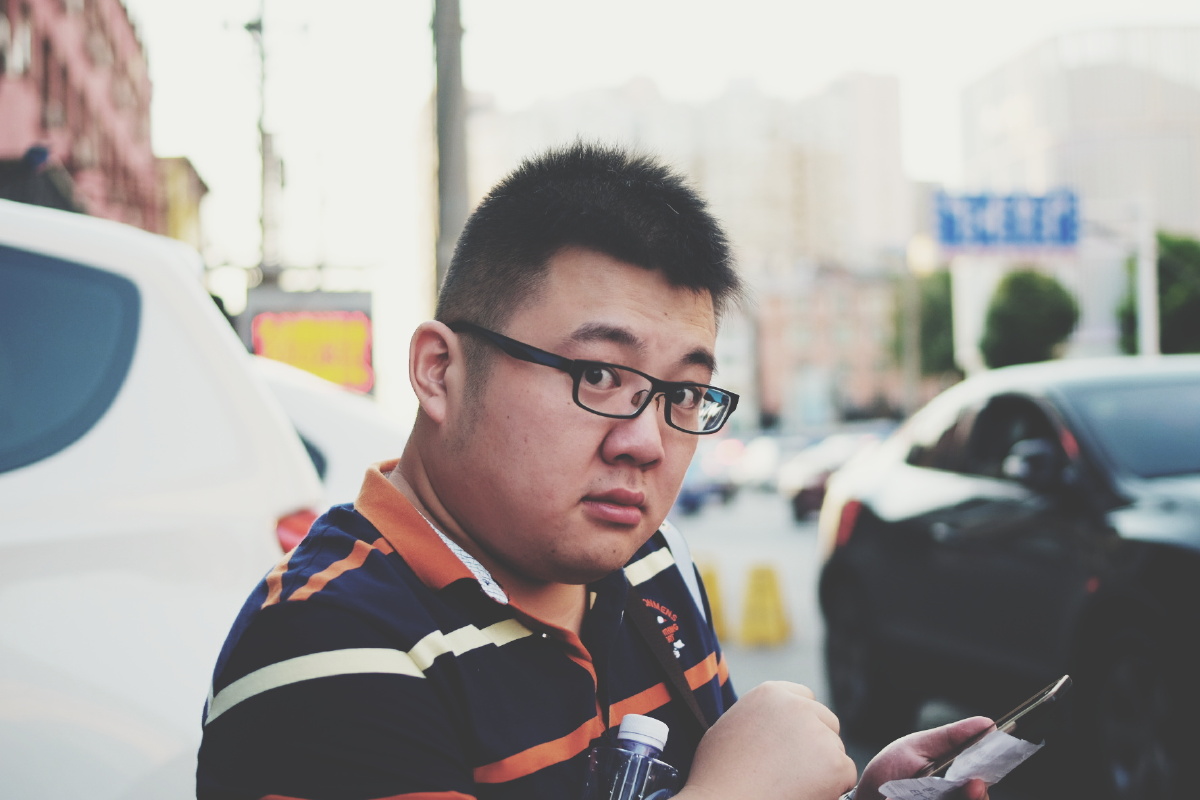一个狐疑的胖子
