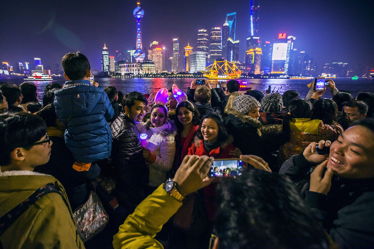 2016年元旦新年,上海外滩,来自全国各地的游人纷纷留影拍照