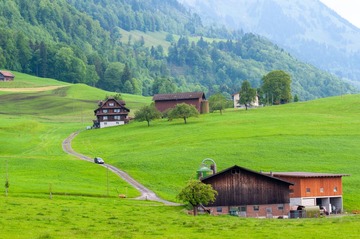 阿尔卑斯山下的瑞士乡村