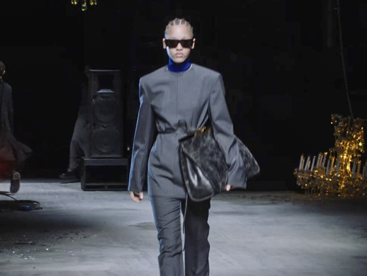 正月初八,山东省海阳大秧歌进城表演,吸引了众人观看.