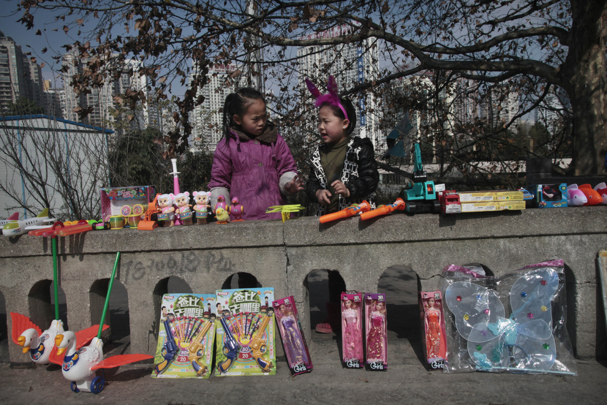 她们卖的大多是当今比较盛行的儿童玩具.