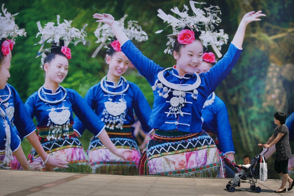 贵阳市街头,女人推起萌童入画来