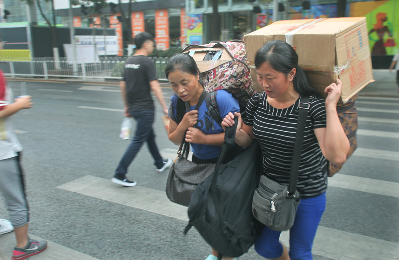 乡村农妇融入城市来打拼
