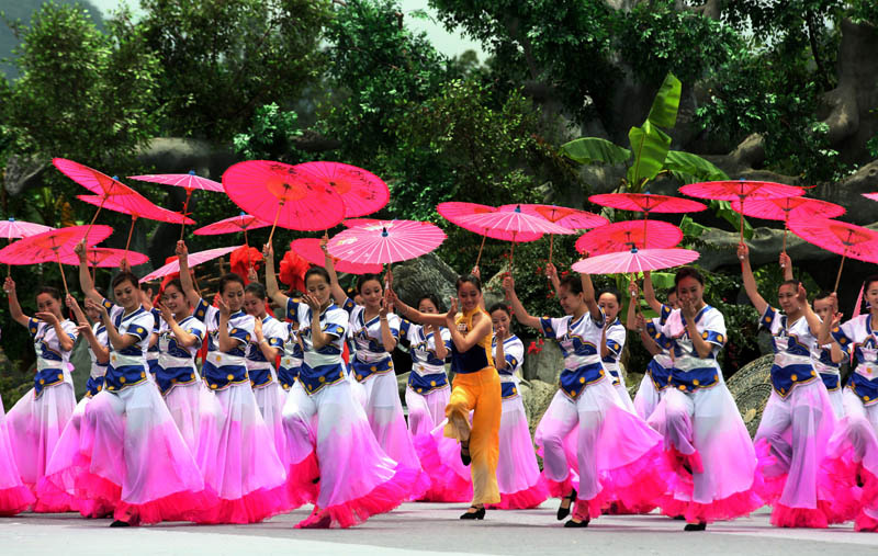 贵州布依族彩伞舞 - 布依族, 彩伞舞, “街拍中国”九月赛 - 贵阳晚报彭年 - 图虫摄影网