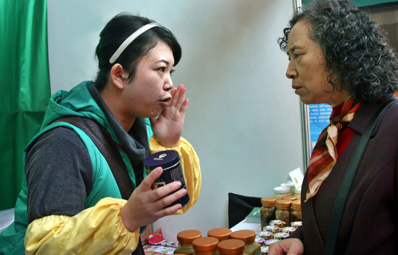 贵阳市街头,一位推销商忽悠老年人购买保健品.