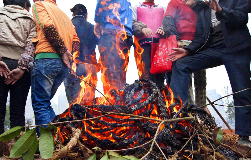 街头"烤股"的农民工