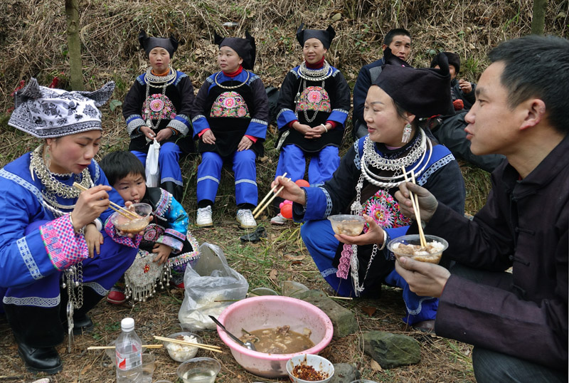 贵州三穗:数千苗族同胞欢度祭桥节 - 苗族, 祭