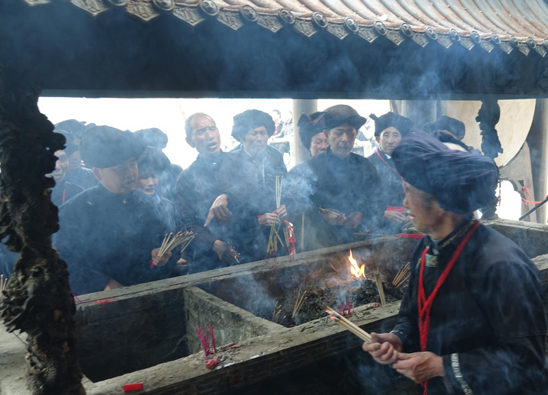 寨头村苗族同胞祭祀蚩尤祖先
