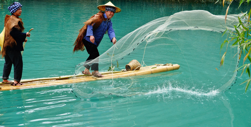 贵州望谟桑郎河上捕鱼人