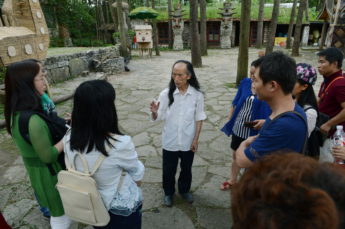 贵州怪人宋培伦坚守山村20年打造景区夜郎谷