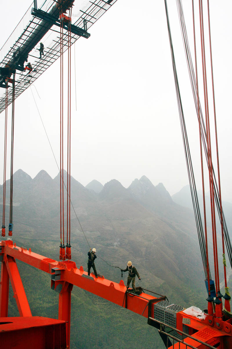 悬在空中的架桥工