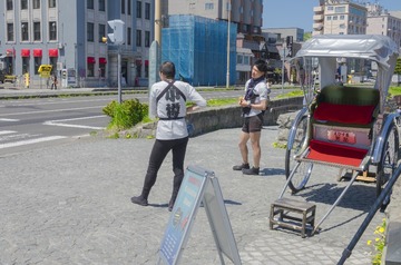 2016-5日本人文街拍：拉人力车的帅哥 (2)