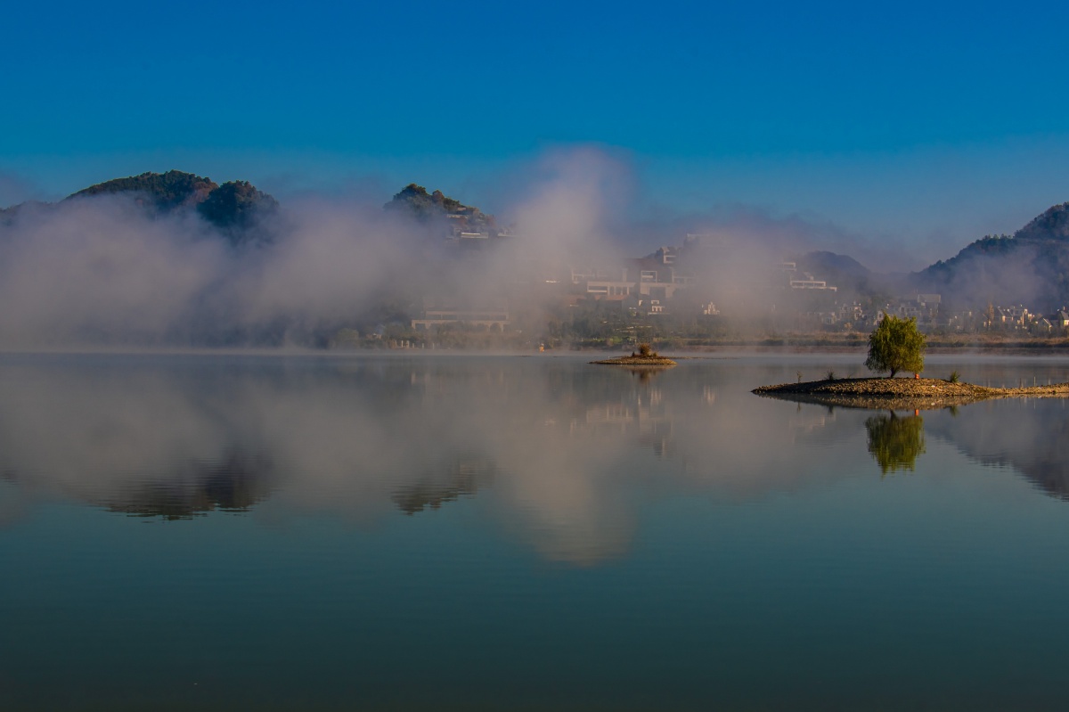 云雾缭绕天溪湖