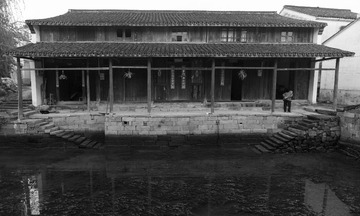 22.依河而建的民居。