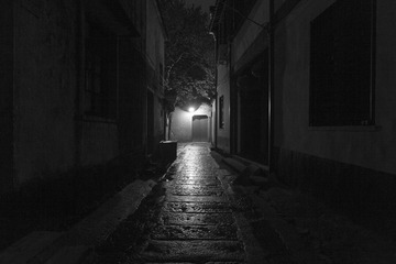 29.民居已熄灯。