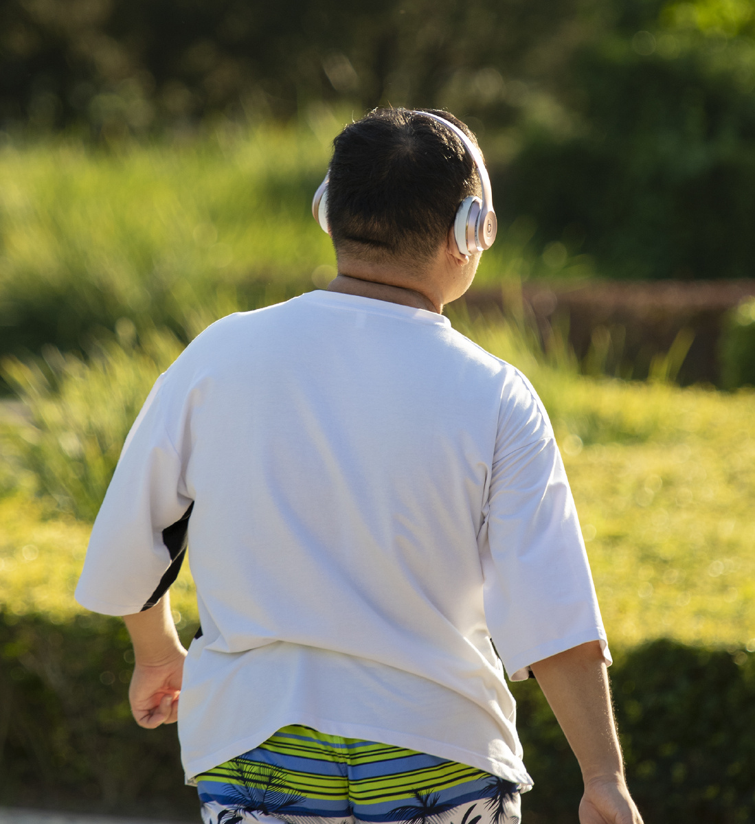 公园里戴着耳机的年轻人