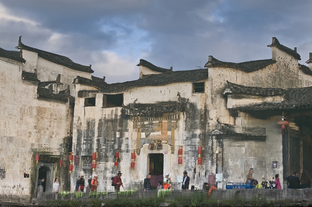 安徽省黟县宏村古村落是徽派建筑的典型代表，村内街巷大都傍水而建，民居也都围绕着月沼布局，白墙黛瓦的徽派建筑倒映在月沼湖中，更加显得古朴典雅，美轮美奂。