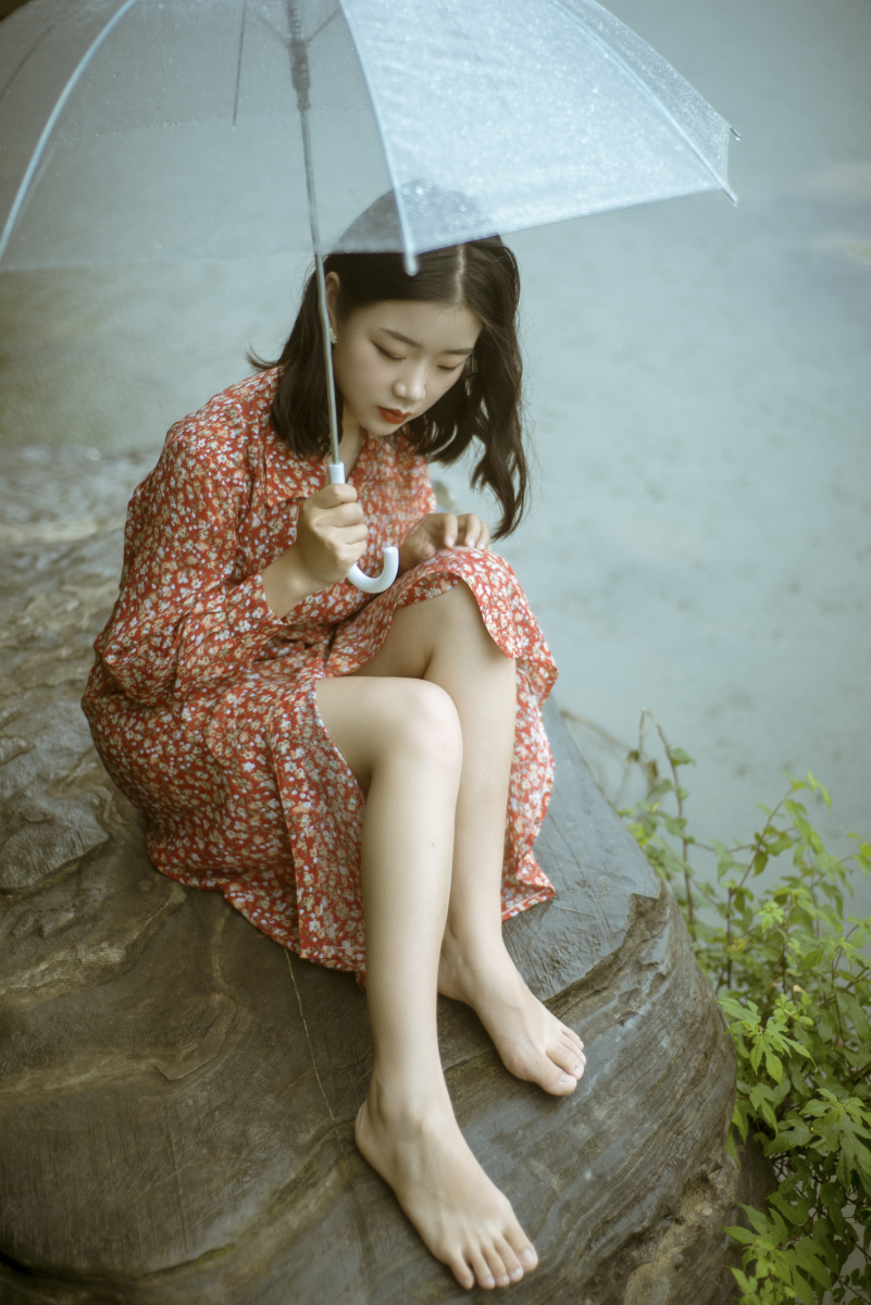 情绪复古写真拍摄时当天下了很大的雨模特的衣服都淋湿了