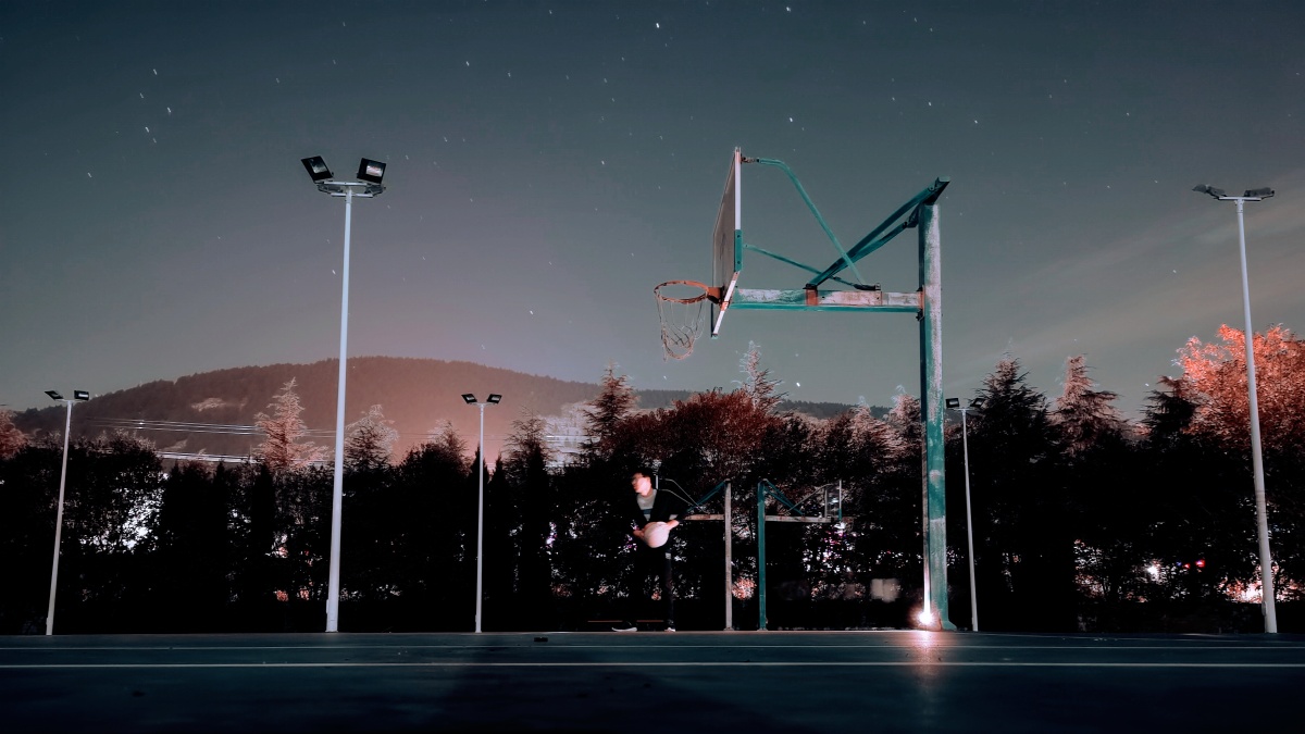 篮球场星空