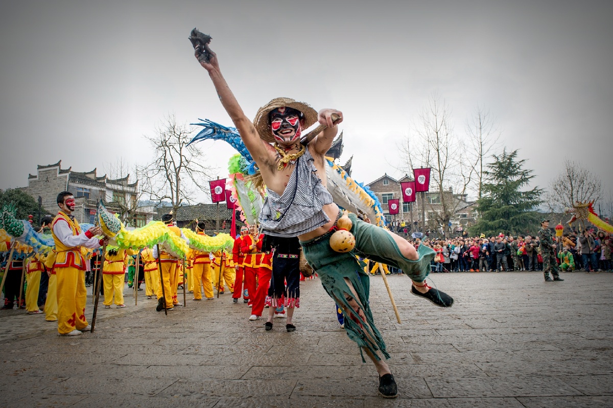扛龙尾巴的花脸手拿一块沾满墨汁的抹布,逢人就往你的脸上抹一把,以此