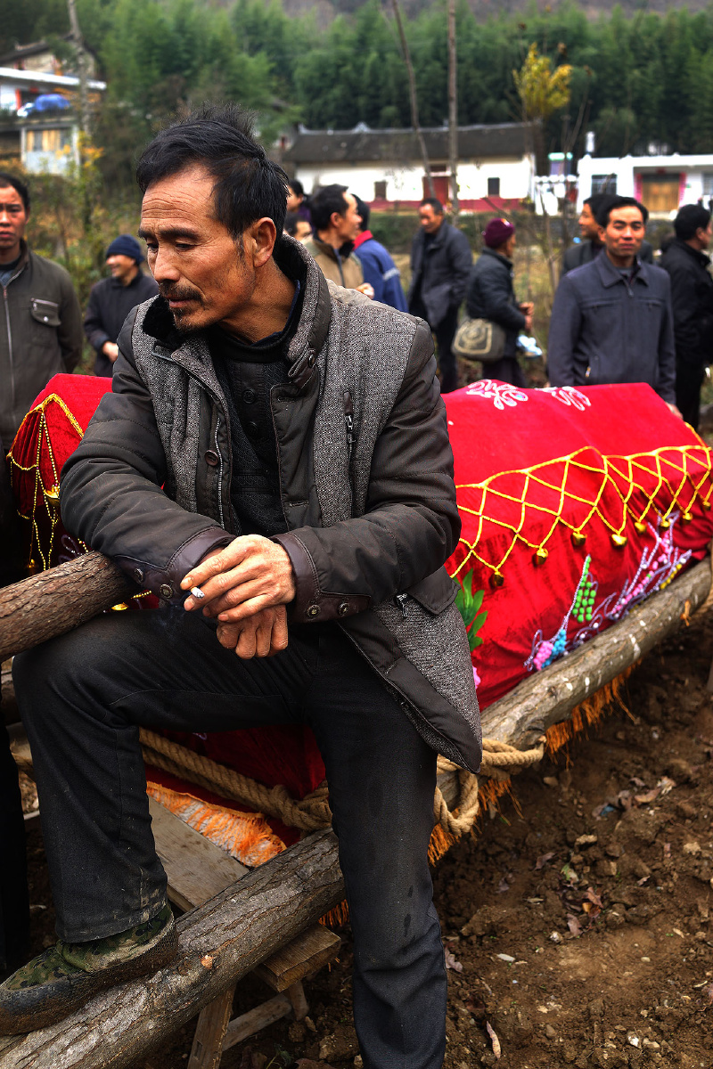 寺镇仍有200多位尘肺病人,他们的心情非常沉重,今天给何开宏抬棺材
