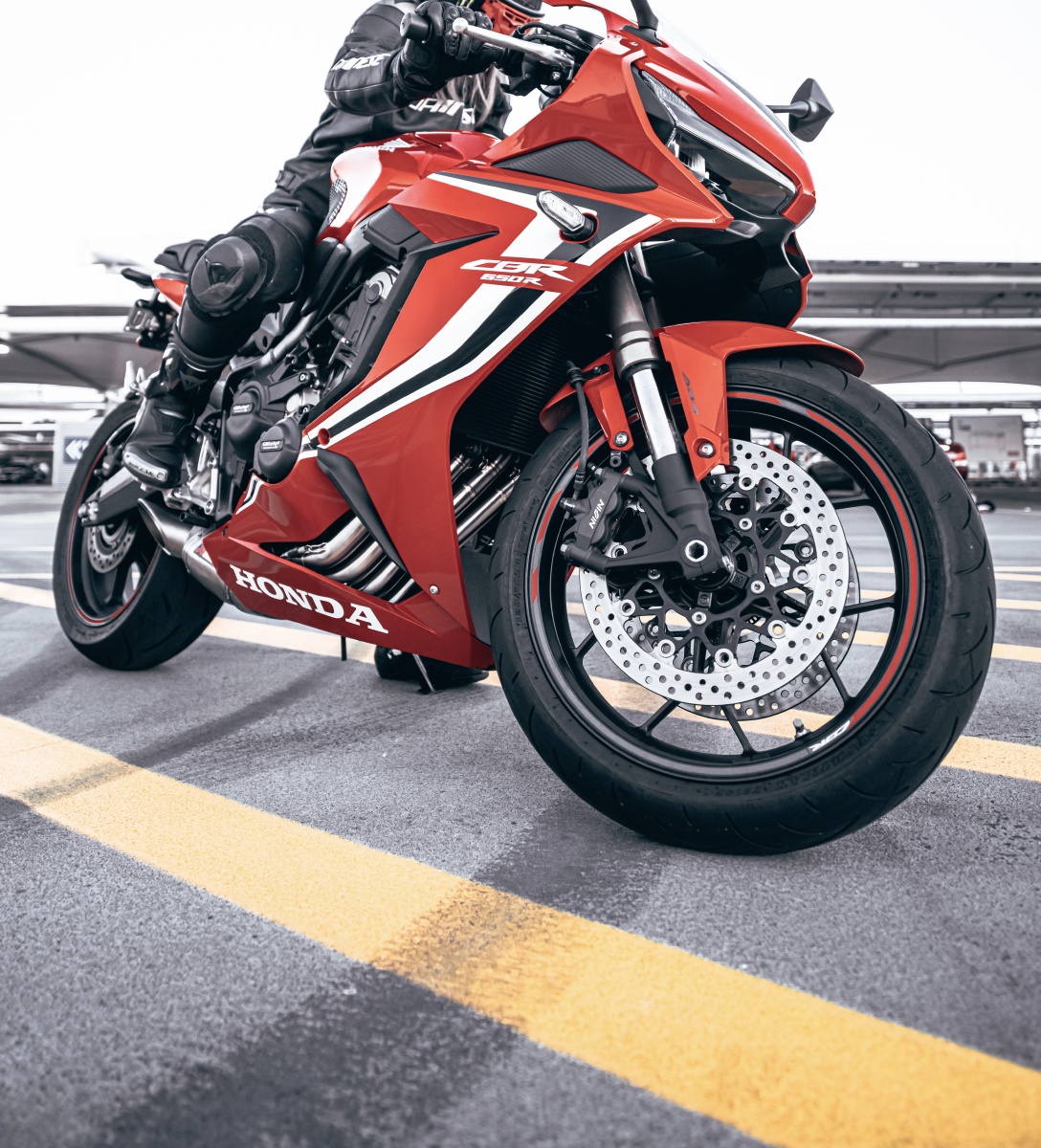 屋顶上的本田cbr最帅莫过坐在机车上的女孩