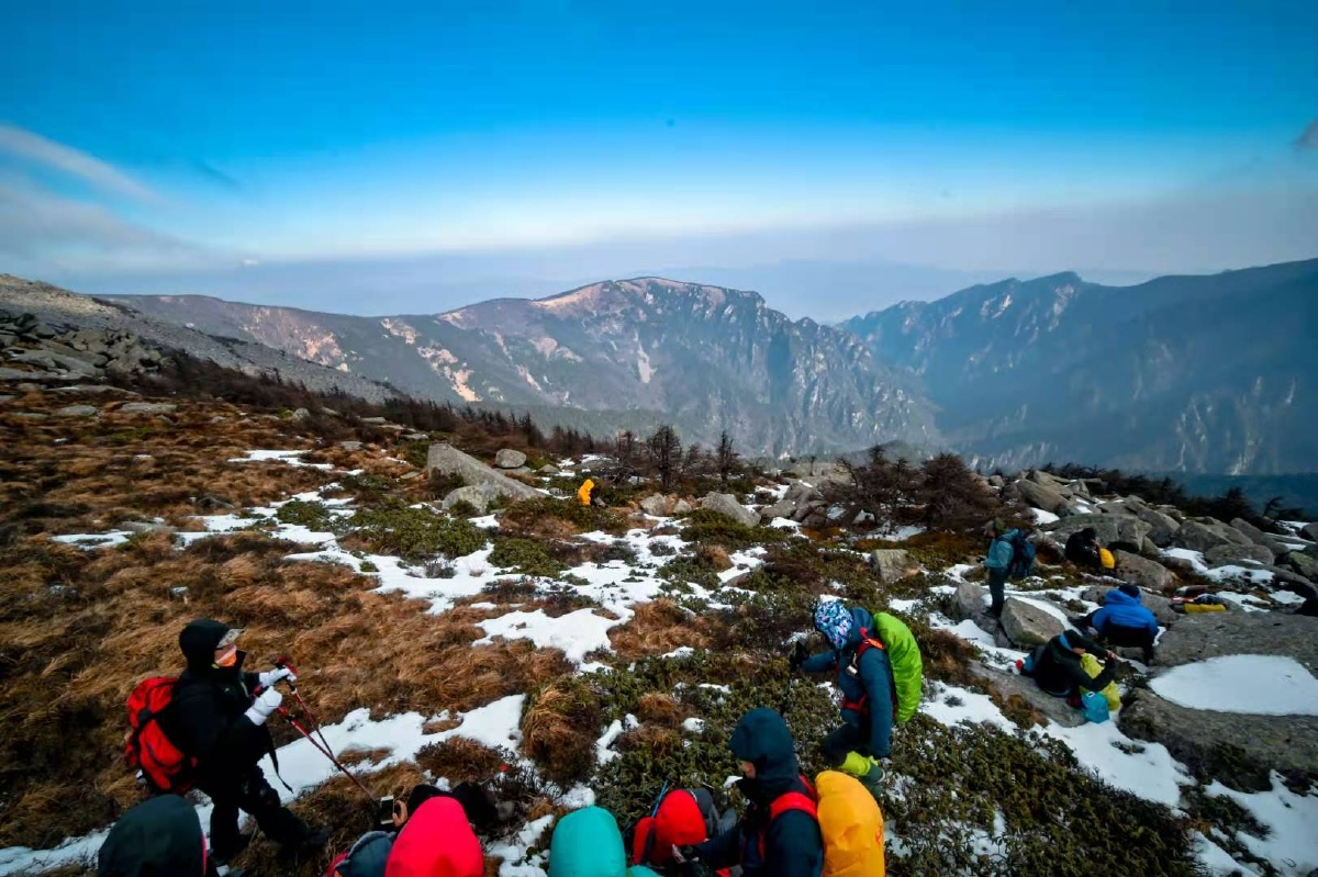 鳌山又名西太白海拔3476米青藏高原以东第二高峰属秦岭主脉是我国南北
