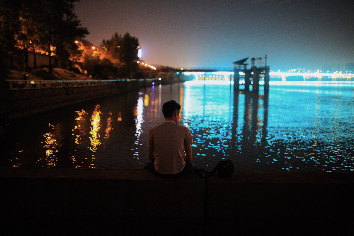 江边钓鱼吹晚风