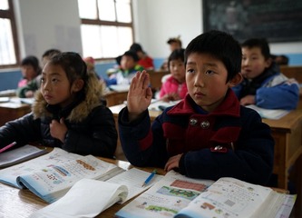 庄头镇“法震学校”的孩子们在课堂上-2