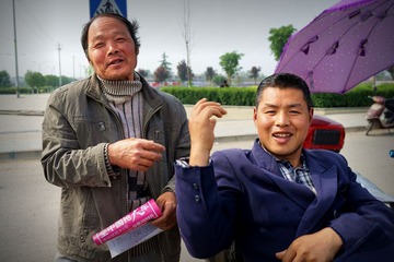 5、可是，由于市场原因，很多时候，农民工兄弟却很无赖，难以找到满意工作。