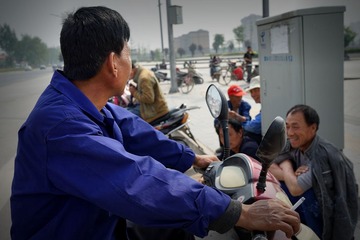 8、尽管绝大多数的农民工已经如愿以偿、找到了满意的工作，但是，还有部分仍然在等着雇主的出现......
