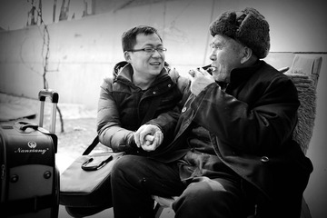 “他大舅他二舅都是他舅，高桌子低板凳都是木头。金疙瘩银疙瘩还嫌不够，天在上地在下你娃甭牛！”２０１６年元月５日，摄于关中某地一农户家庭院落。歌谣传承人：田镇海，95岁。