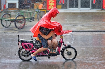 《雨中情》-陈亮摄