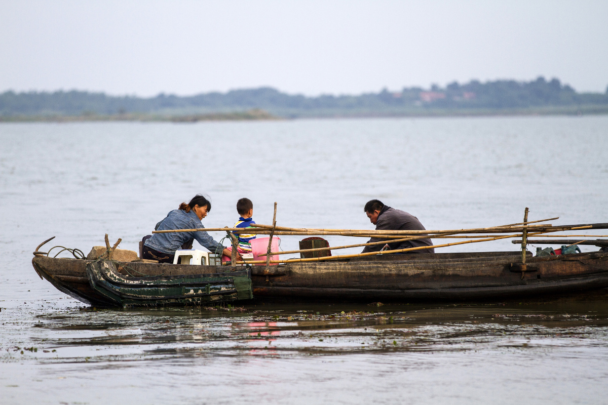 湖北省第二大湖梁子湖上,梁子岛上的渔民夫妻带着孙子打渔