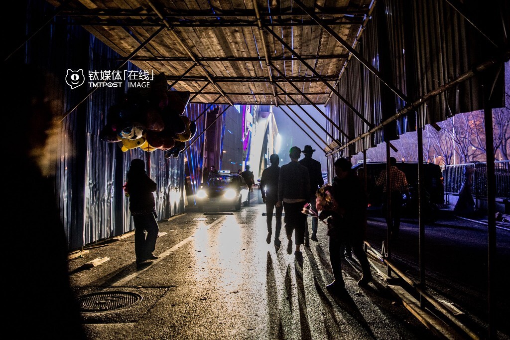 在酒吧,保安一般都有自己替客人叫代驾的方式。互联网代驾平台兴起后,酒吧保安和外来代驾司机之间难免会发生摩擦。3月12日,北京工体西路一家酒吧的保安因为不满代驾司机在酒吧前的路边等待订单,动手推到了代驾司机的代步电动车,双方发生了冲突,代驾司机报警后,30多名代驾在酒吧门口等待警察讨要说法,要求涉事保安露面道歉。“那个保安始终没有再出现。”一名目睹事件的代驾说。