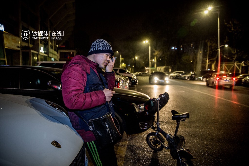 李师傅,全职代驾,已经做了一年多。他记忆最深的一次,是冬天送一位客人回香河,“那一单一百多块,那地方有点偏,结果打车花了一百,跑那么远挣的,就剩下一个零头”,他说,那是半夜一点多,风特别大,当时走在路上,心里特别不是滋味,“后来也只能一笑而过了,没办法的事”。李师傅在做代驾以前,工作是给别人开车当司机,相比之下,他觉得做代驾并不辛苦,而且更自由,“我更喜欢现在”。