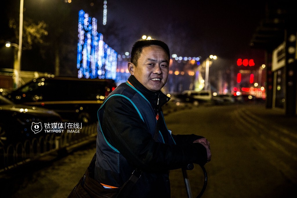 张师傅,专职代驾,他每天从晚上7点工作到第二天凌晨5点。这几个月,他偶尔还会想起去年的一笔“损失”:一笔三百的账单,客人没给结,后来电话也打不通了。“刚开始我催过两次,人家还挺客气,说在忙回头结,我也不好意思一直问,后来再打就打不通了。”代驾平台的客服也帮张师傅催过,最后也不了了之,他知道这钱没希望要回来了,“挺可惜的,那时候正是最冷的时候,这是自己的劳动,也是一笔损失啊。”