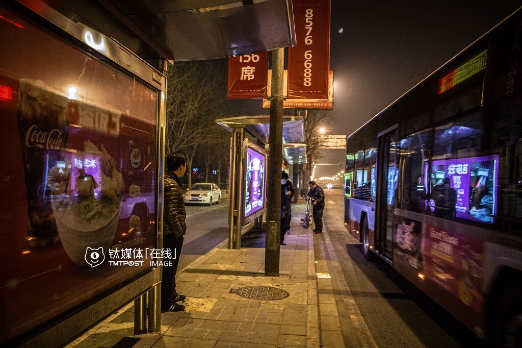 “车上没开灯,我就打了个盹,就没了”,那是一辆自行车,他花一千多买的。站在站台上,他看着从另一辆刚到站的车上下来的同行,有点不知所措,“车没了,这几天没法干活了。”