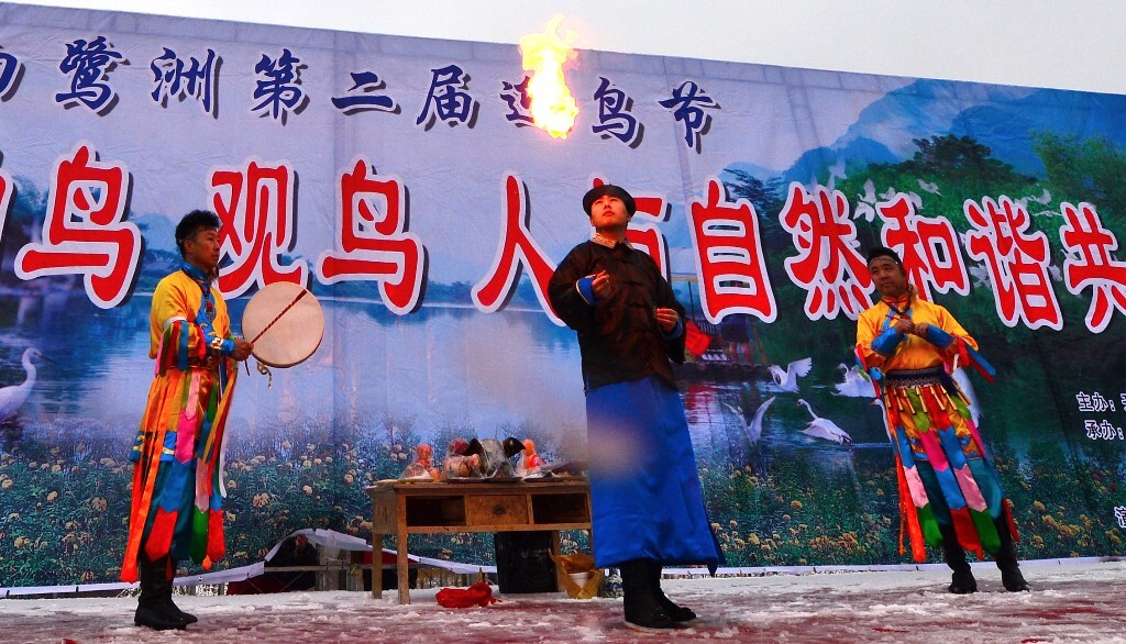 三位演员在表演传统的中国北方宗教仪式“萨满”，这种古老的仪式是祈求神灵保佑风调雨顺，一年丰收。