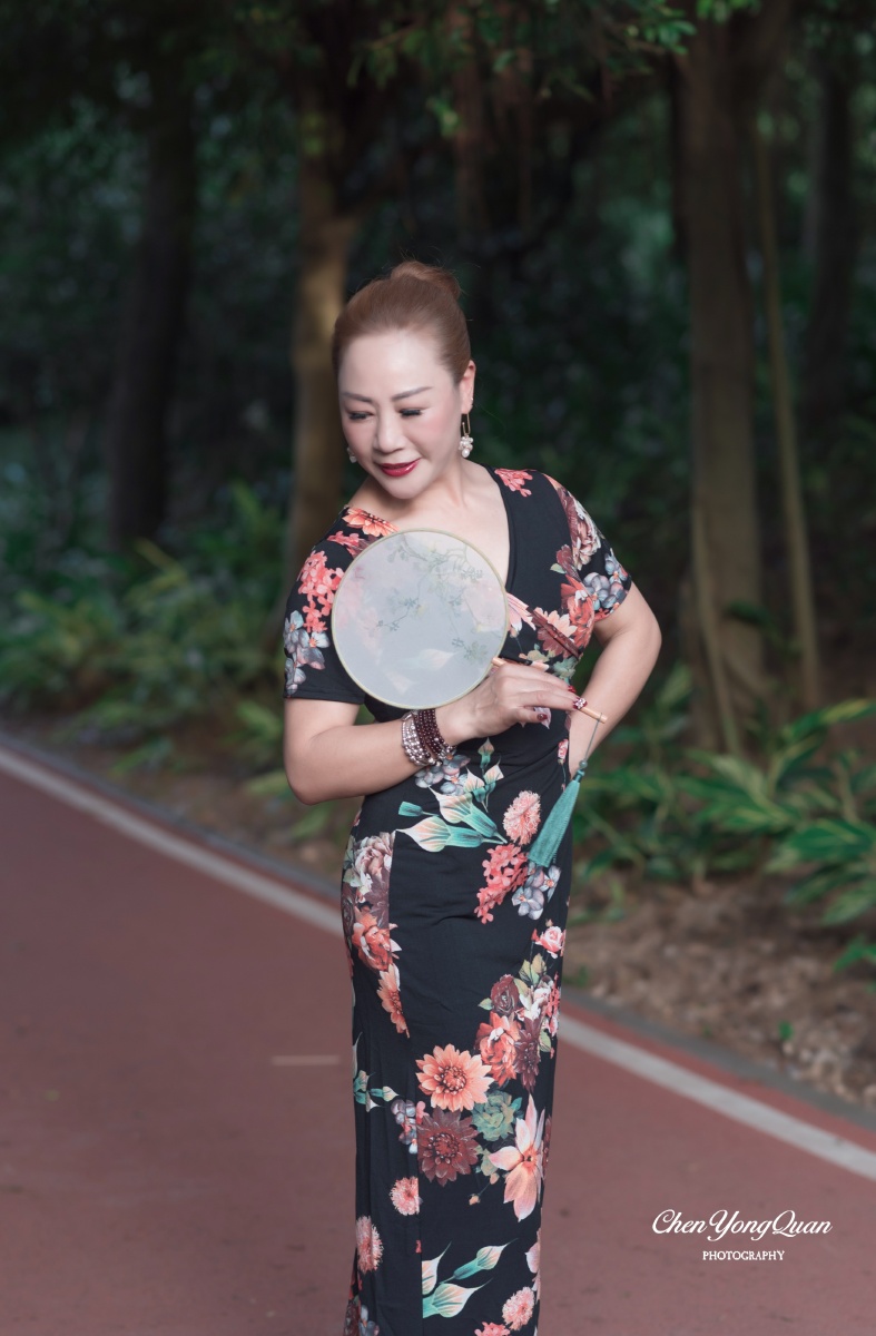 公园路拍旗袍阿姨