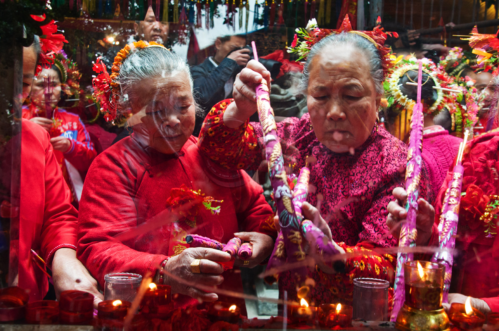 信仰精神的寄托,高龄的老人在给家人祈求平安.