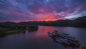 《龙潭朝霞》