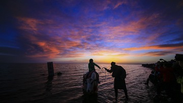 《青海湖日出》