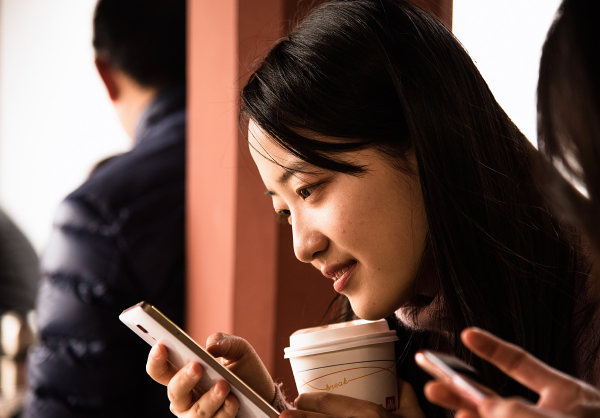 玩手机的女生突然一笑.