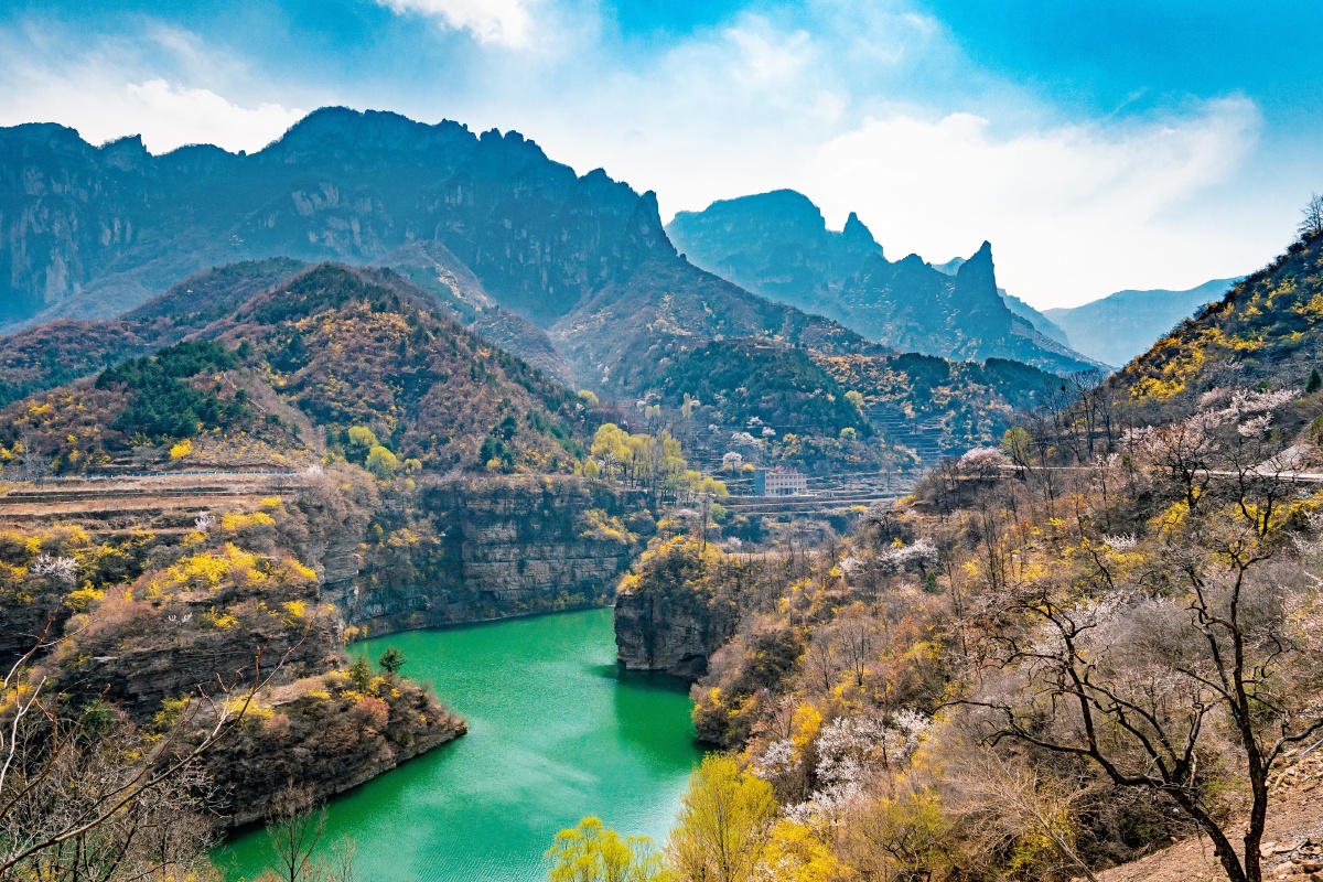 河南林州神龙湾一湾碧水映春色三月桃花满太行
